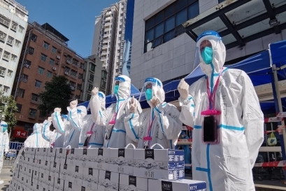 一手抓防控   一手抓服務